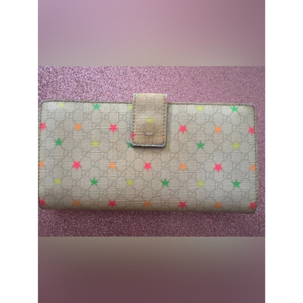 Gucci Neon Stars Sukey Logo Continental Wallet in a cream and multicolored
